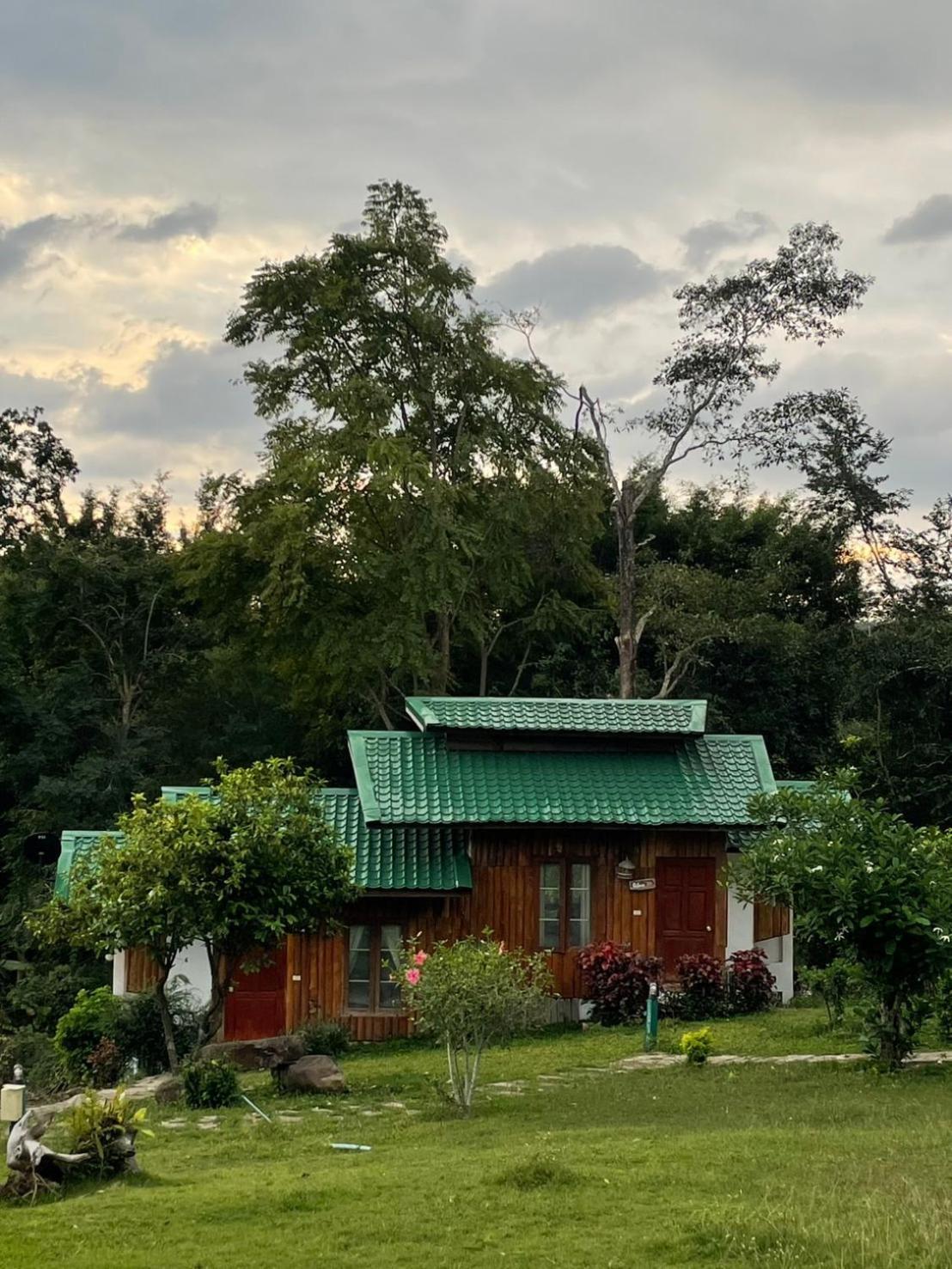 山林小屋 拜县爱&班周豪度假酒店 *