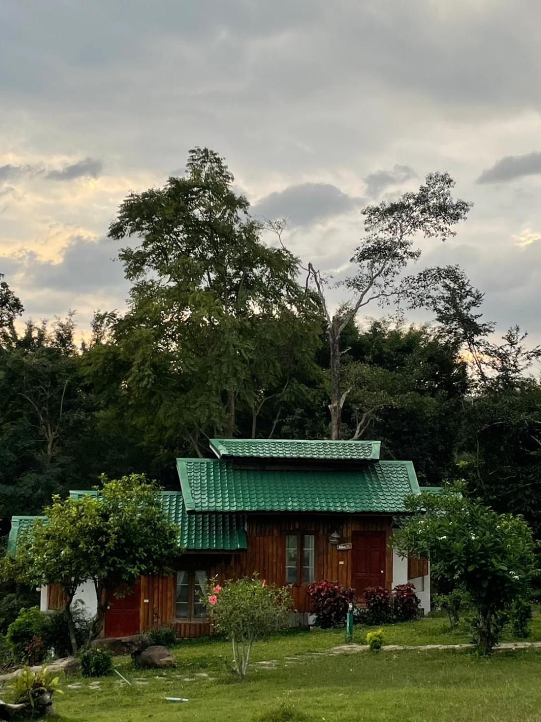 山林小屋 拜县爱&班周豪度假酒店 *